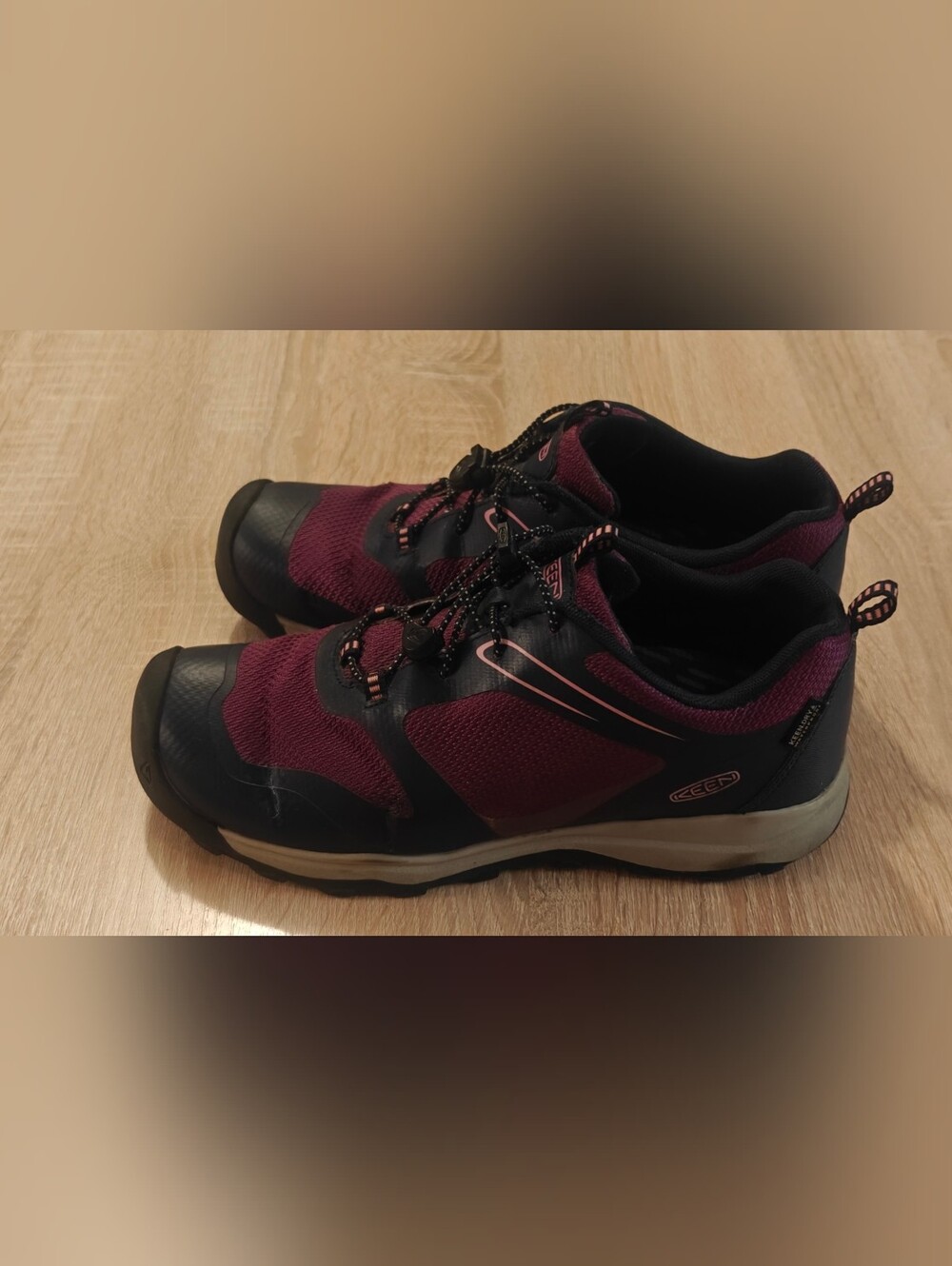 KEEN Wanduro Low Waterproof Kids Size 6Y (Women’s 7.5 / EU 38)”